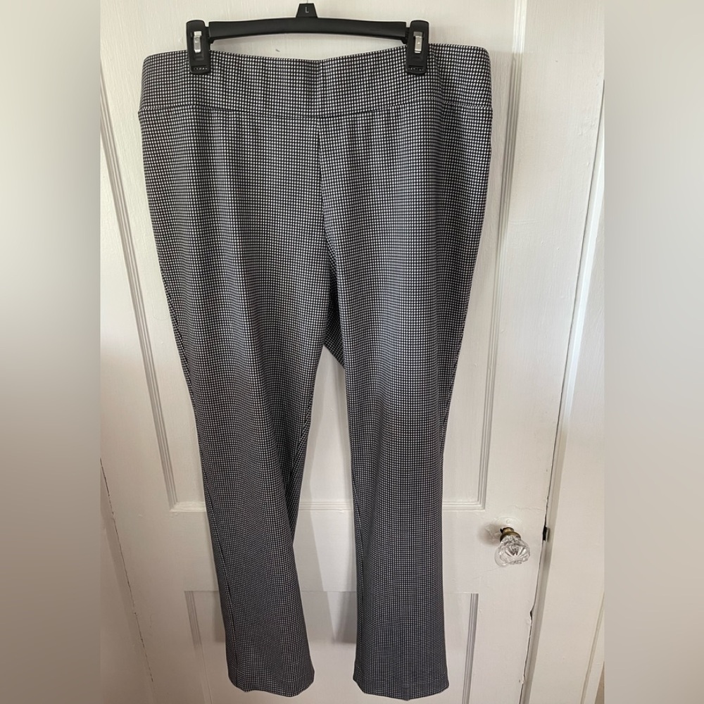 Kasper women’s, size 16, Black and White Checkered Pants,
Good condition